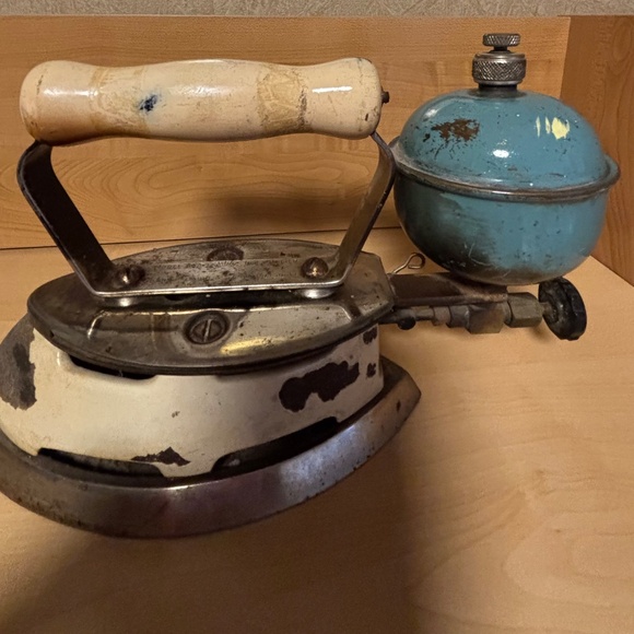 Vintage Coleman Gas Iron with Pump - Picture 5 of 9